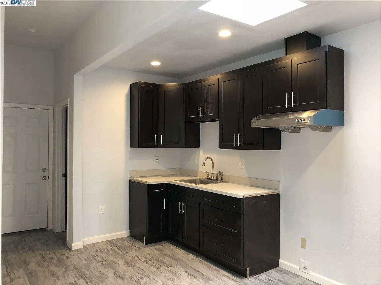 3 bed, 800 sqft, $2,700 — Photo 2