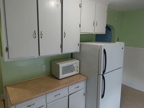 2nd image of 221 Schenck St #2