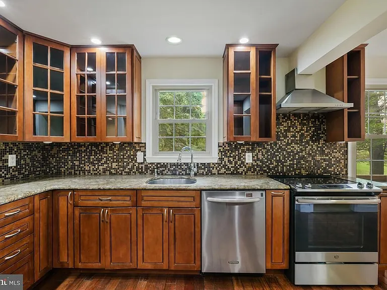 11426 Dorchester Ln — Photo 8