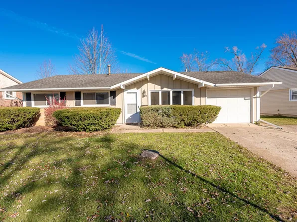 724 Surrey Dr, Streamwood, IL 60107
