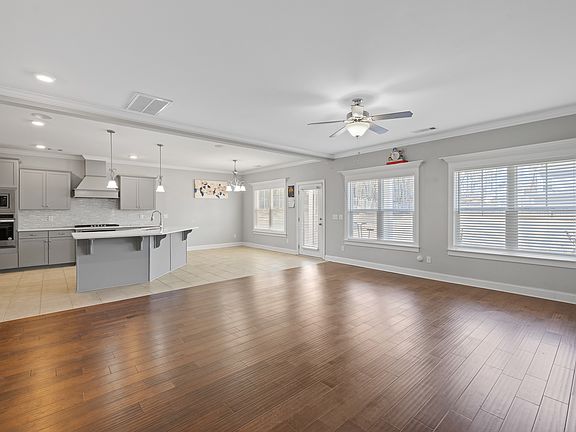 5th image of 15 Hollyhock Ln