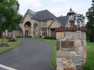 1944 Monterey Dr, Mechanicsburg, PA