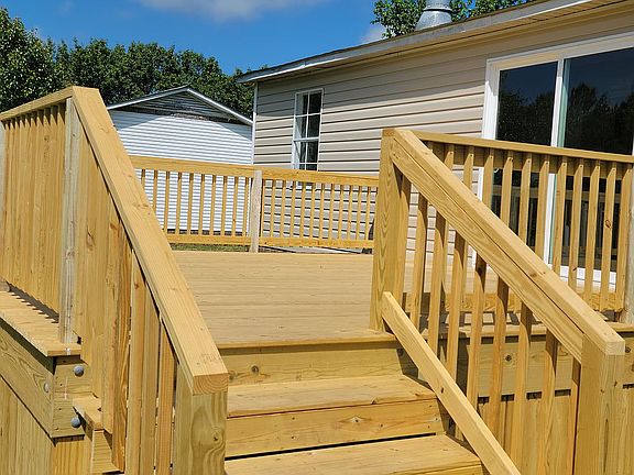 Beautiful New Spacious Deck