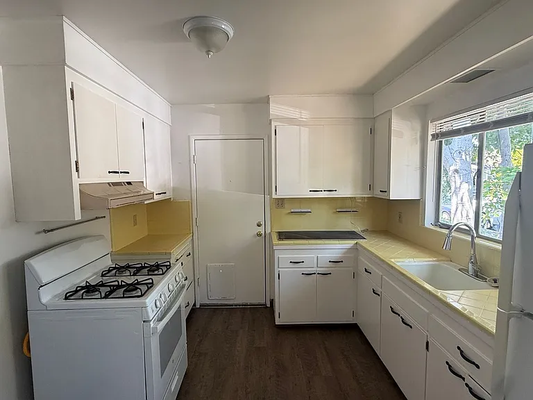 527 & 529 Callan Avenue — Photo 7