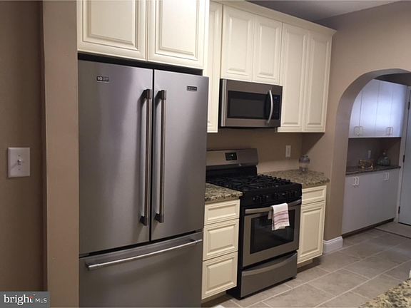 4th image of 158 Leverington Ave