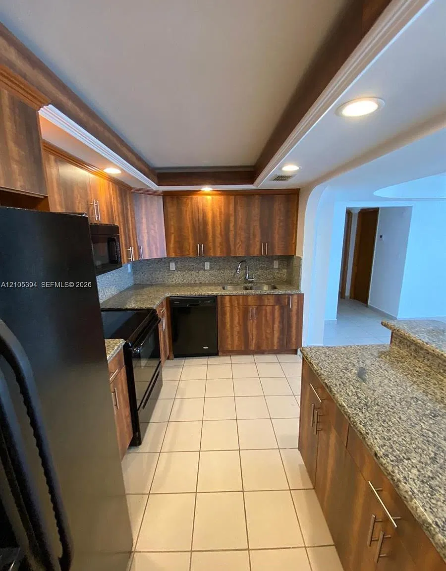 Boston Plaza Condo — Photo 3