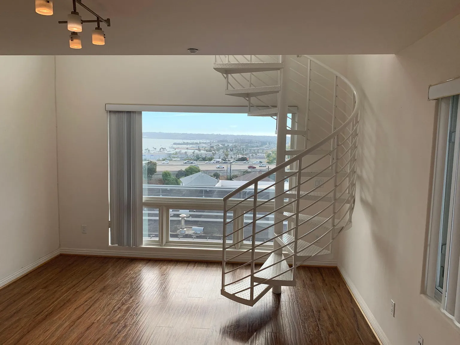 1 bed, 1.5 bath, 1000 sqft, $2,895 — Photo 2