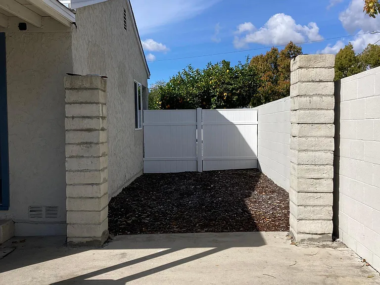 546 N Barbara Ave — Photo 30