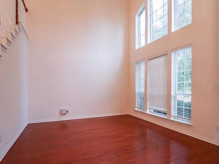 1183 Heathrow Dr — Photo 4