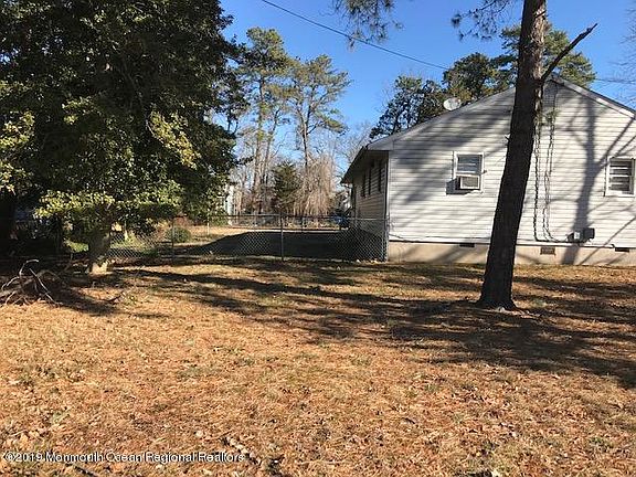 2nd image of 1044 Beachwood Blvd