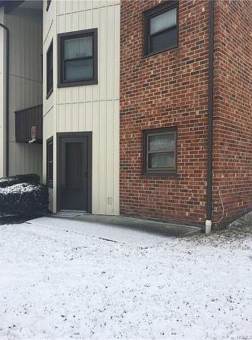 2nd image of 13 Essex Pl #D