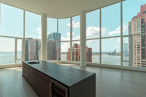 Rented by LEVEN Real Estate | media 30