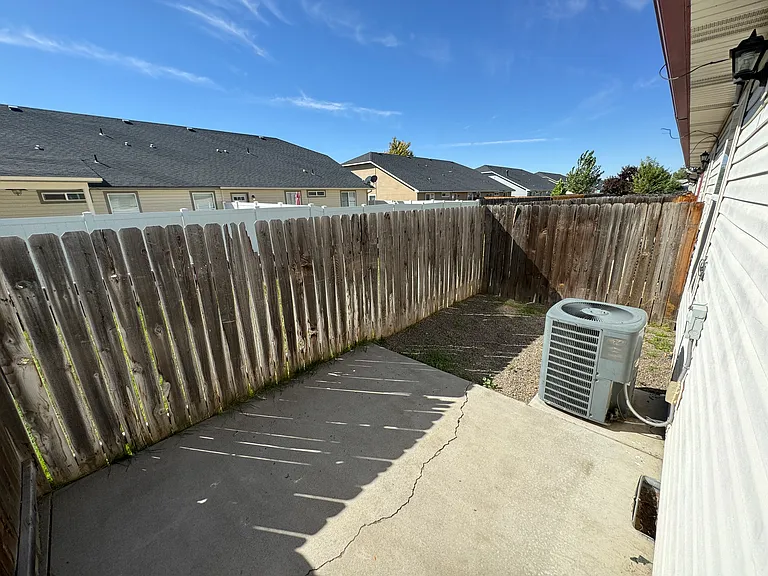 915 NW Maggie Ct #B — Photo 21