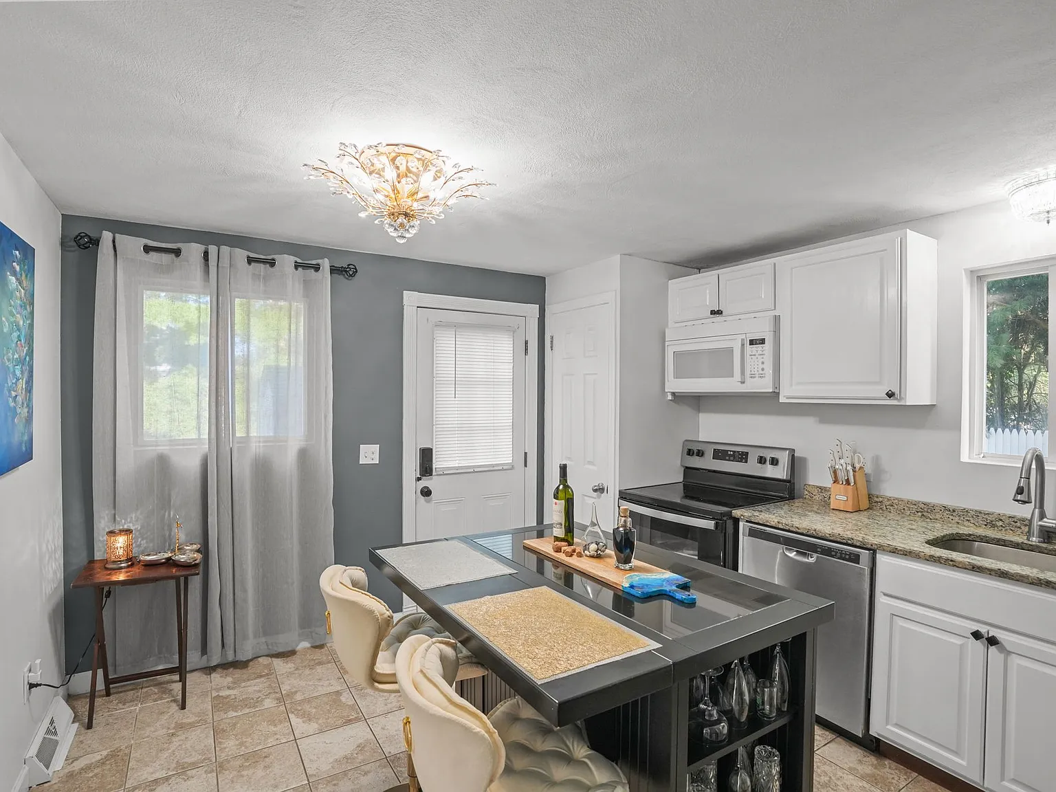 4 bed, 1300 sqft, $3,300 — Photo 4