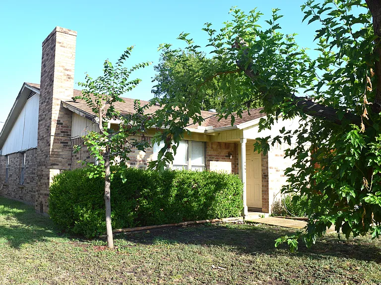 1806 Family Cir — Photo 2