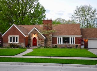 1596 S Renaud Rd, Grosse Pointe Woods, MI 48236