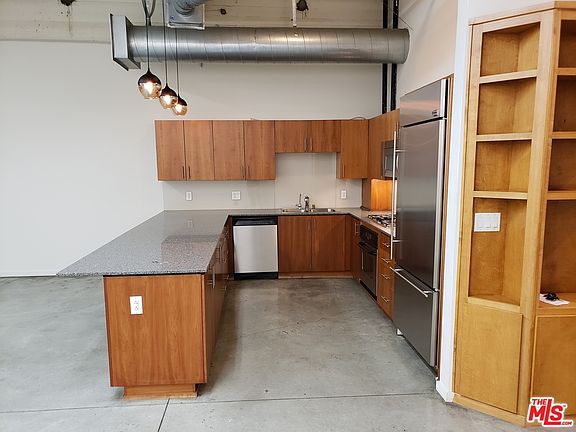 4th image of 1130 S Flower St APT 204