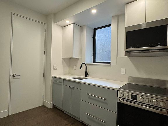 4th image of 49 Prince St APT 5