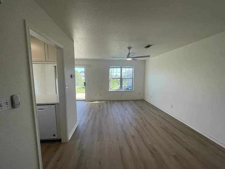 503 Gateway Pkwy #5 — Photo 3