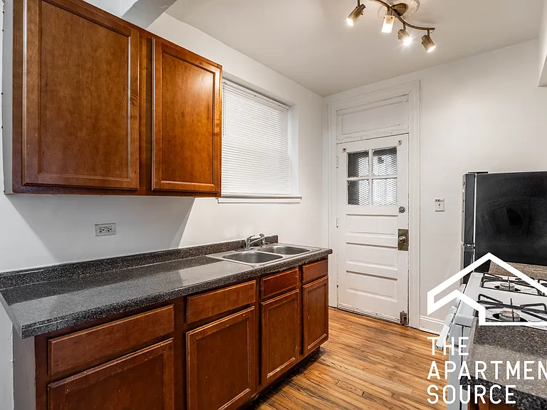 7350 N Damen Ave #G — Photo 3