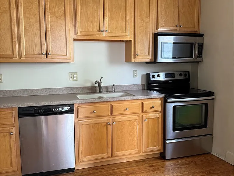 137 S Peterboro St — Photo 7