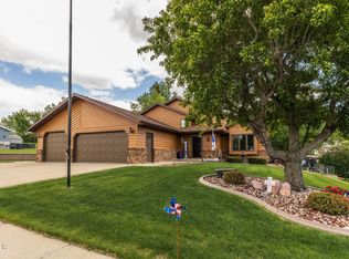 902 Saint Thomas Trl NW, Mandan, ND 58554