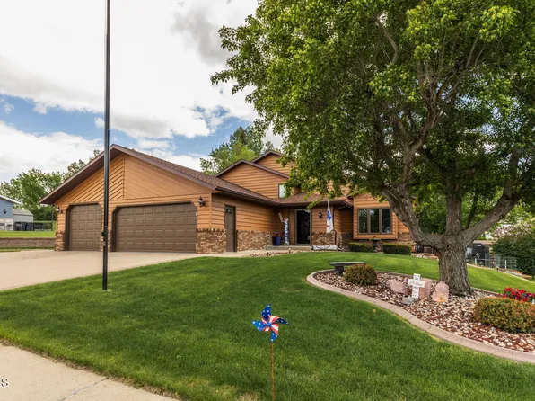 902 Saint Thomas Trl NW, Mandan, ND 58554