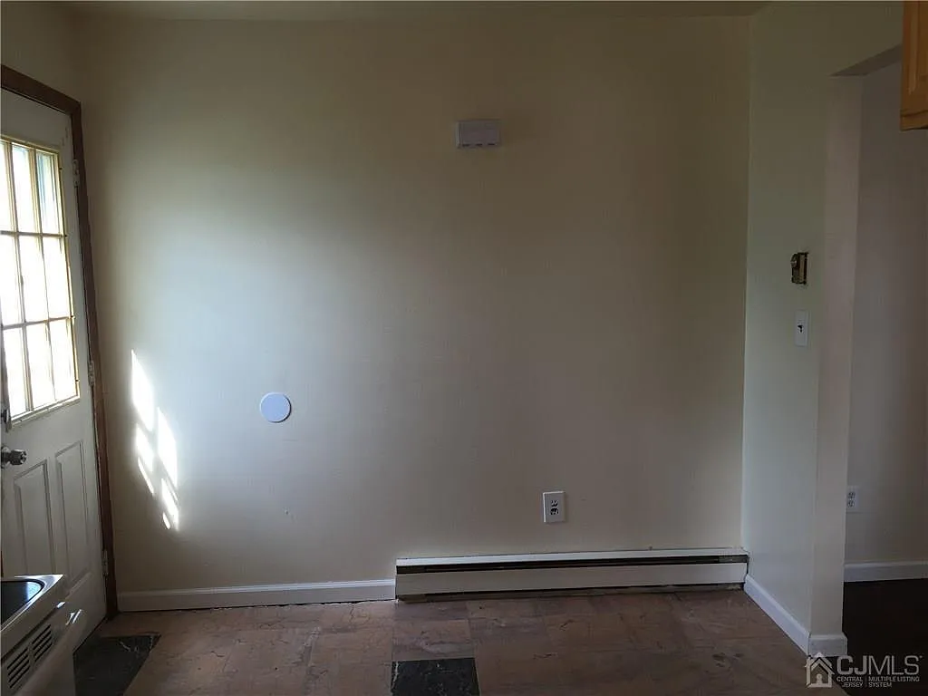 3 bed, 1.0 bath, 1500 sqft, $2,450 — Photo 3