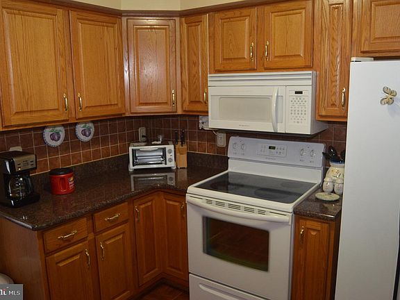 4th image of 14 Carriage Dr