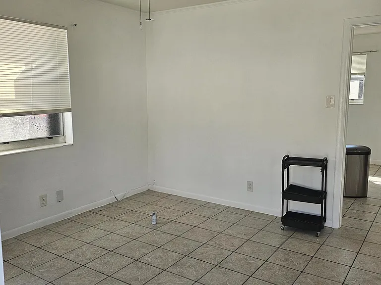919 Selkirk St — Photo 3