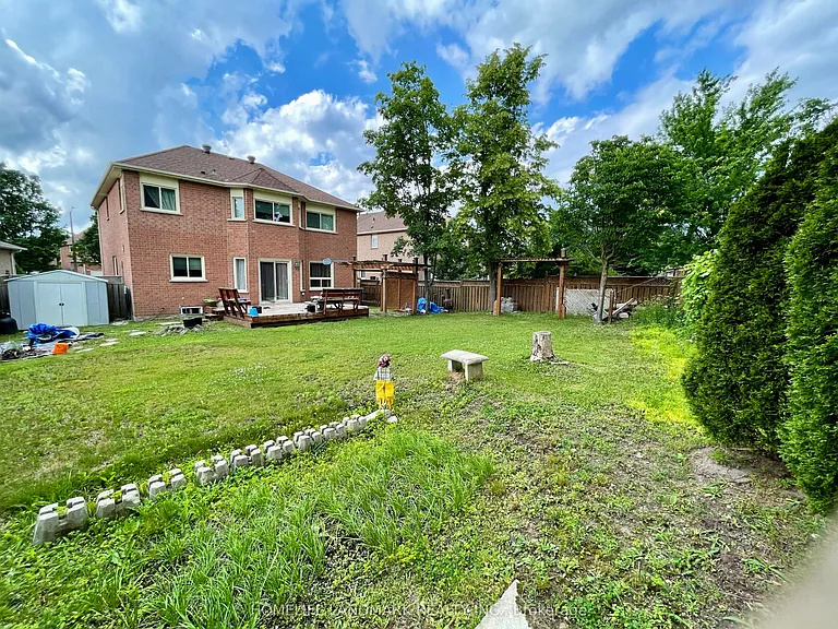 53 Brown St W — Photo 2