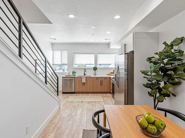 Central Heights Townhomes — Photo 32