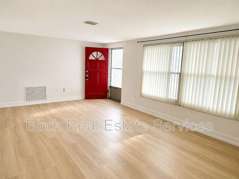7435 Live Oak Ln — Photo 3