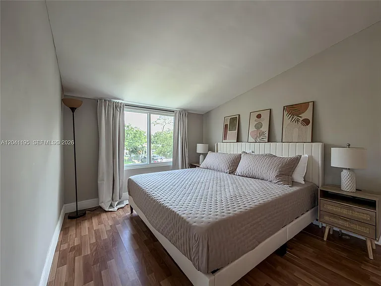 1813 SW 10th St — Photo 27