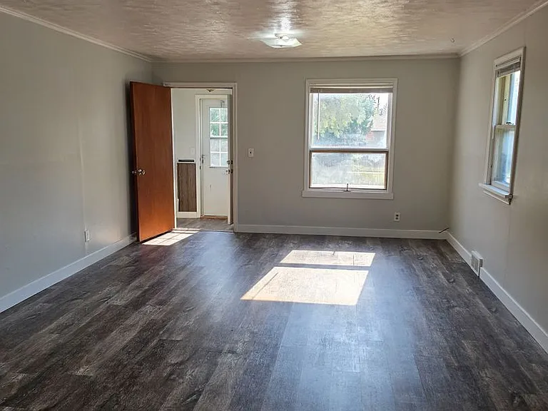 1021 Dilger Ave — Photo 7