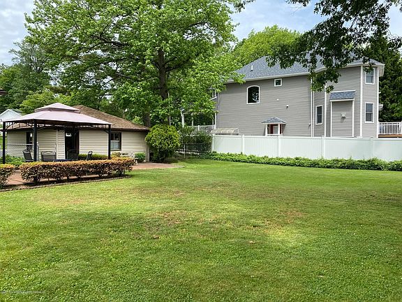 5th image of 825 Carlton Blvd