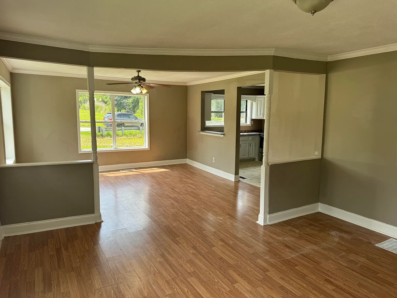 3 bed, 960 sqft, $1,600 — Photo 2