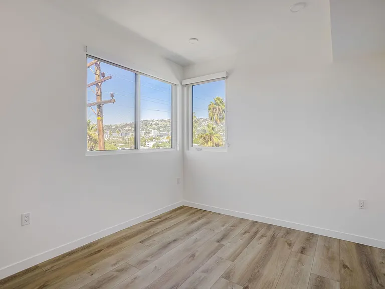 Fairfax Apartments — Photo 23