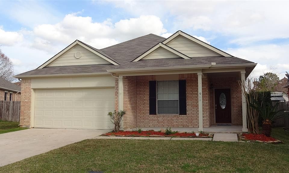This charming home sits in a culdesac and is conveniently located to TX99 and I-45 for easy commuting.