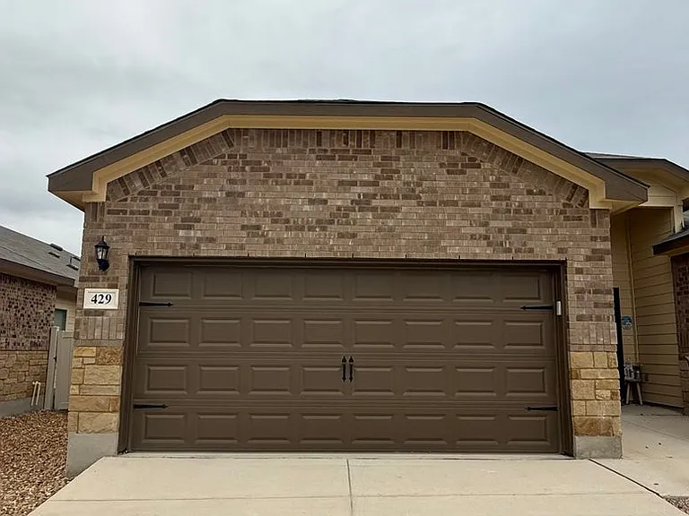 429 Emma Dr — Photo 1