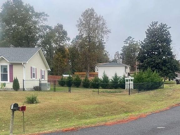 3rd image of 3470 Emerson Dr SE