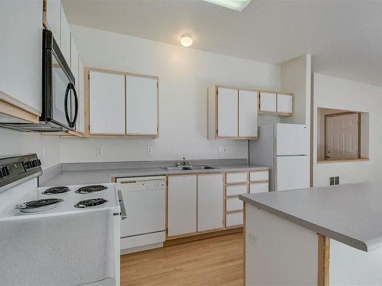 Chelsey Lane Apartments — Photo 8