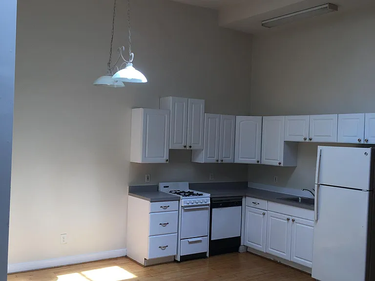 813 W Broad St #B — Photo 4