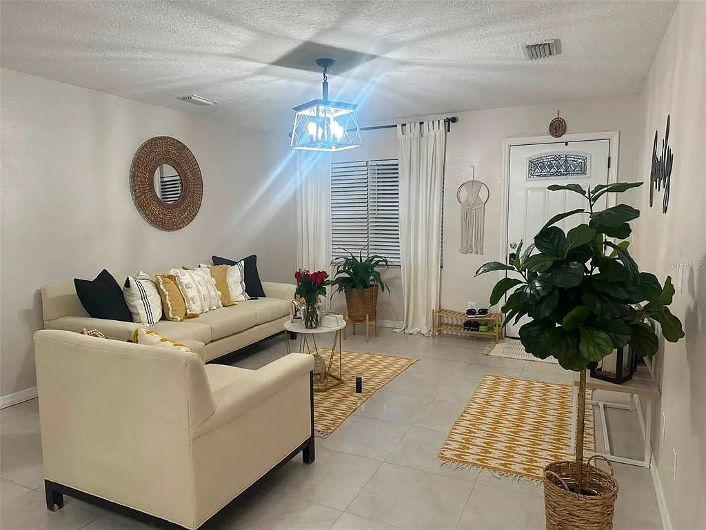 3 bed, 1.0 bath, 870 sqft, $2,400 — Photo 3