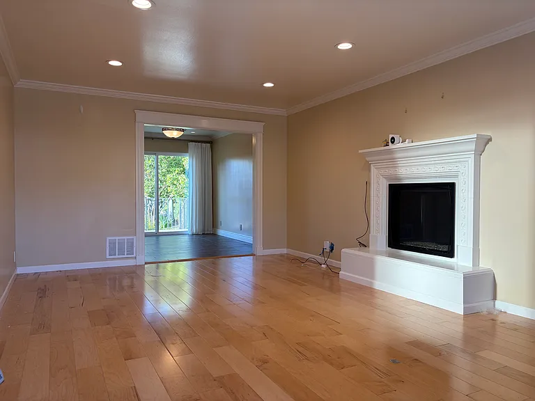 748 Serra Dr — Photo 3