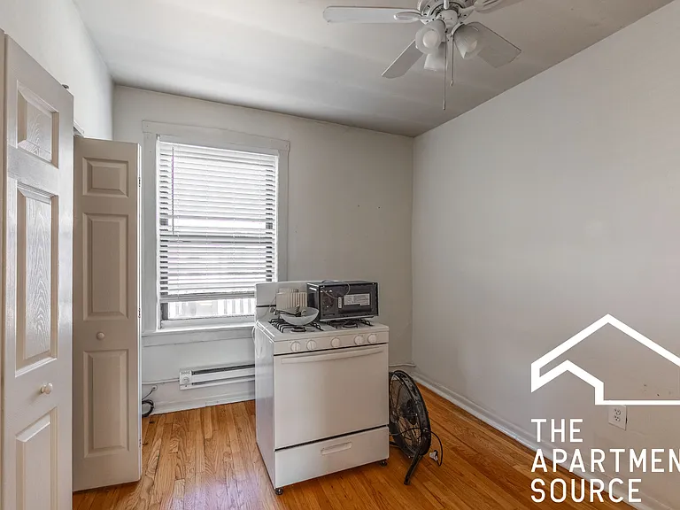 706 W Roscoe St #3 — Photo 2