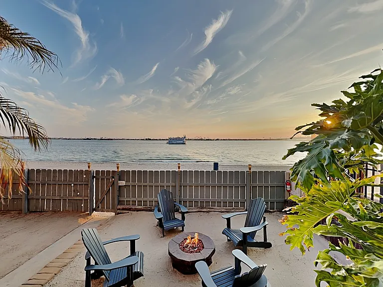 3712 Riviera Dr — Photo 1
