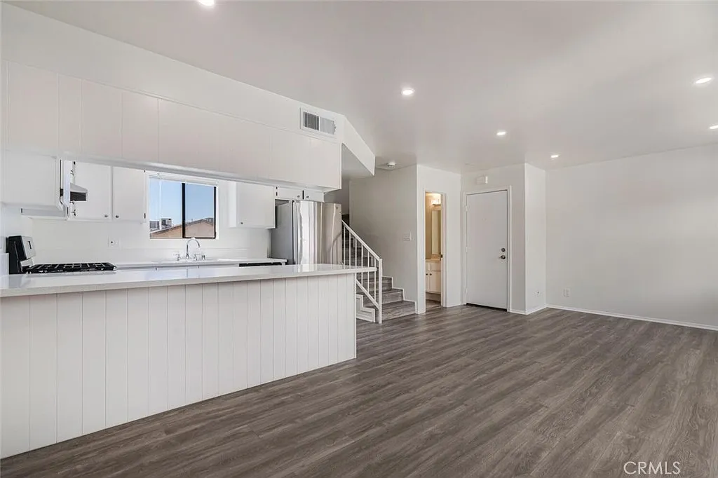 2 bed, 1.5 bath, 1030 sqft, $3,300 — Photo 3