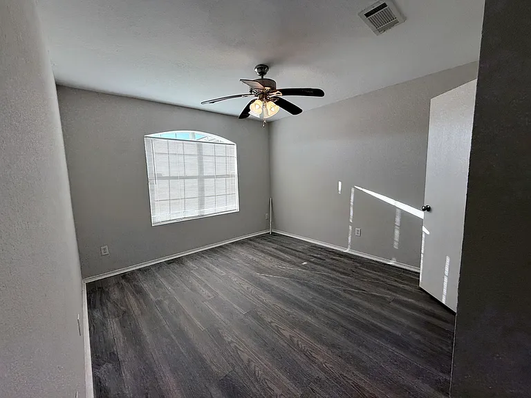 5108 Bridle Dr — Photo 2