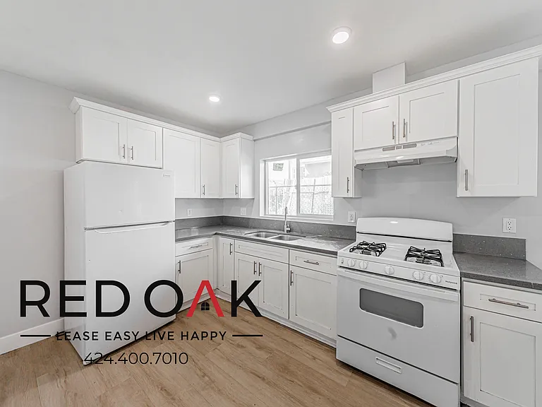 923 W 75th St #931-3/4 — Photo 2